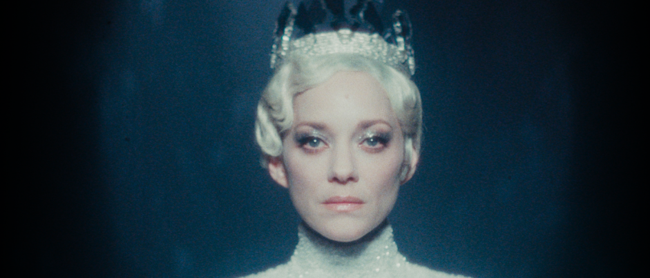 Somalian girl looking to the horizon