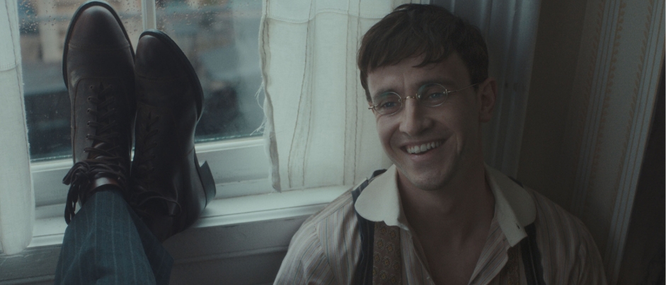 Somalian girl looking to the horizon