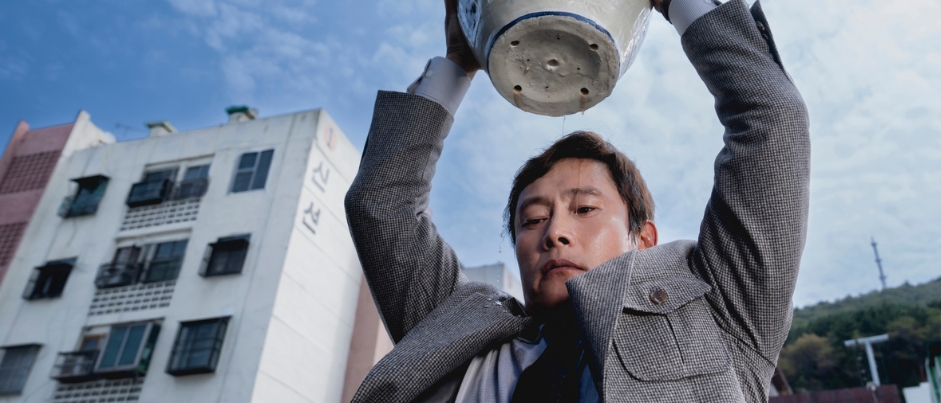 Somalian girl looking to the horizon