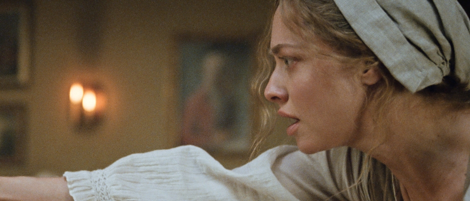 Somalian girl looking to the horizon