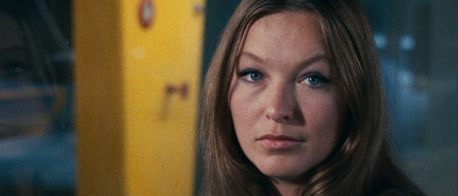 Somalian girl looking to the horizon