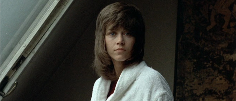 Somalian girl looking to the horizon