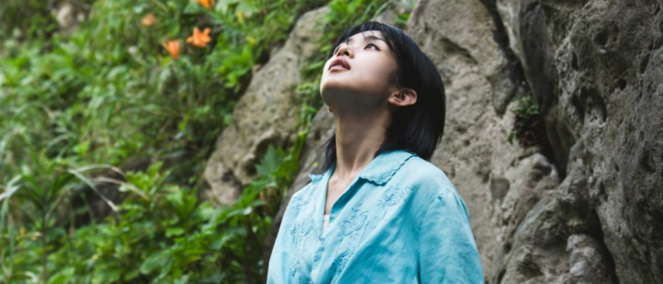 Somalian girl looking to the horizon