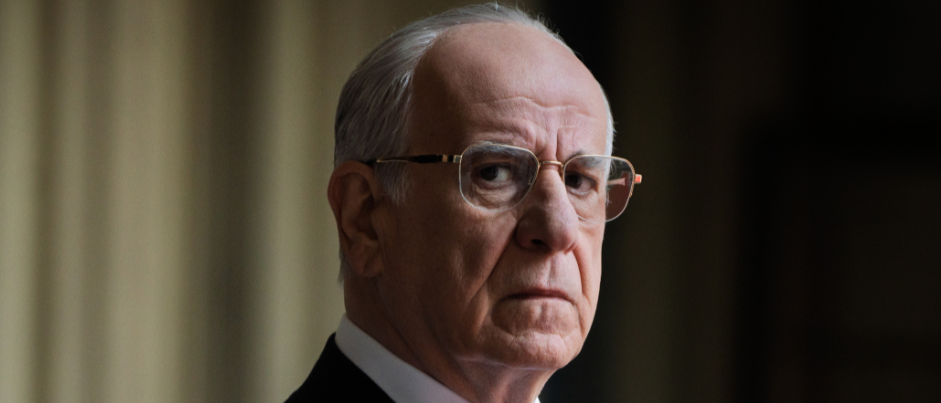 Somalian girl looking to the horizon