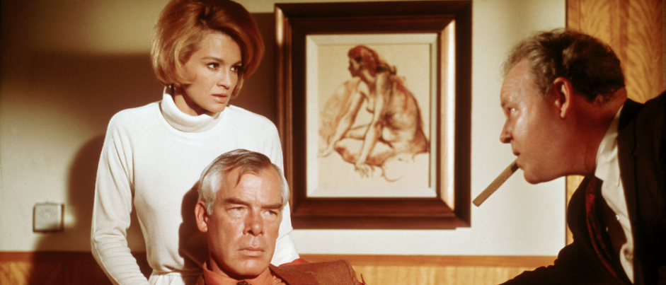 Somalian girl looking to the horizon