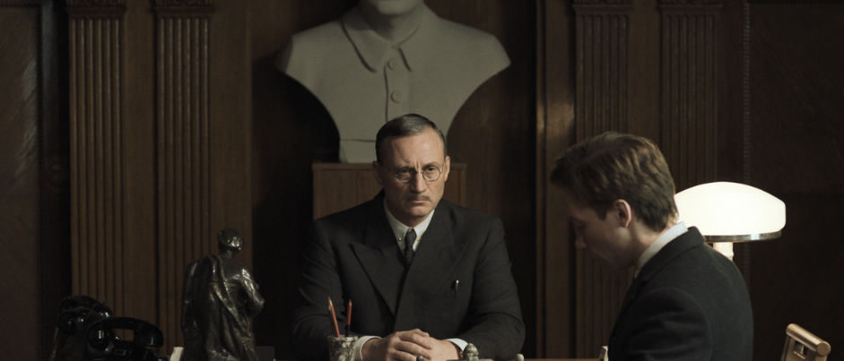 Somalian girl looking to the horizon