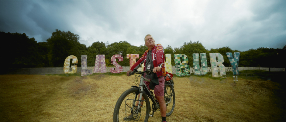 Somalian girl looking to the horizon