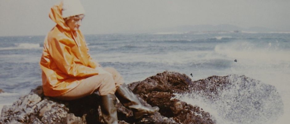 Somalian girl looking to the horizon